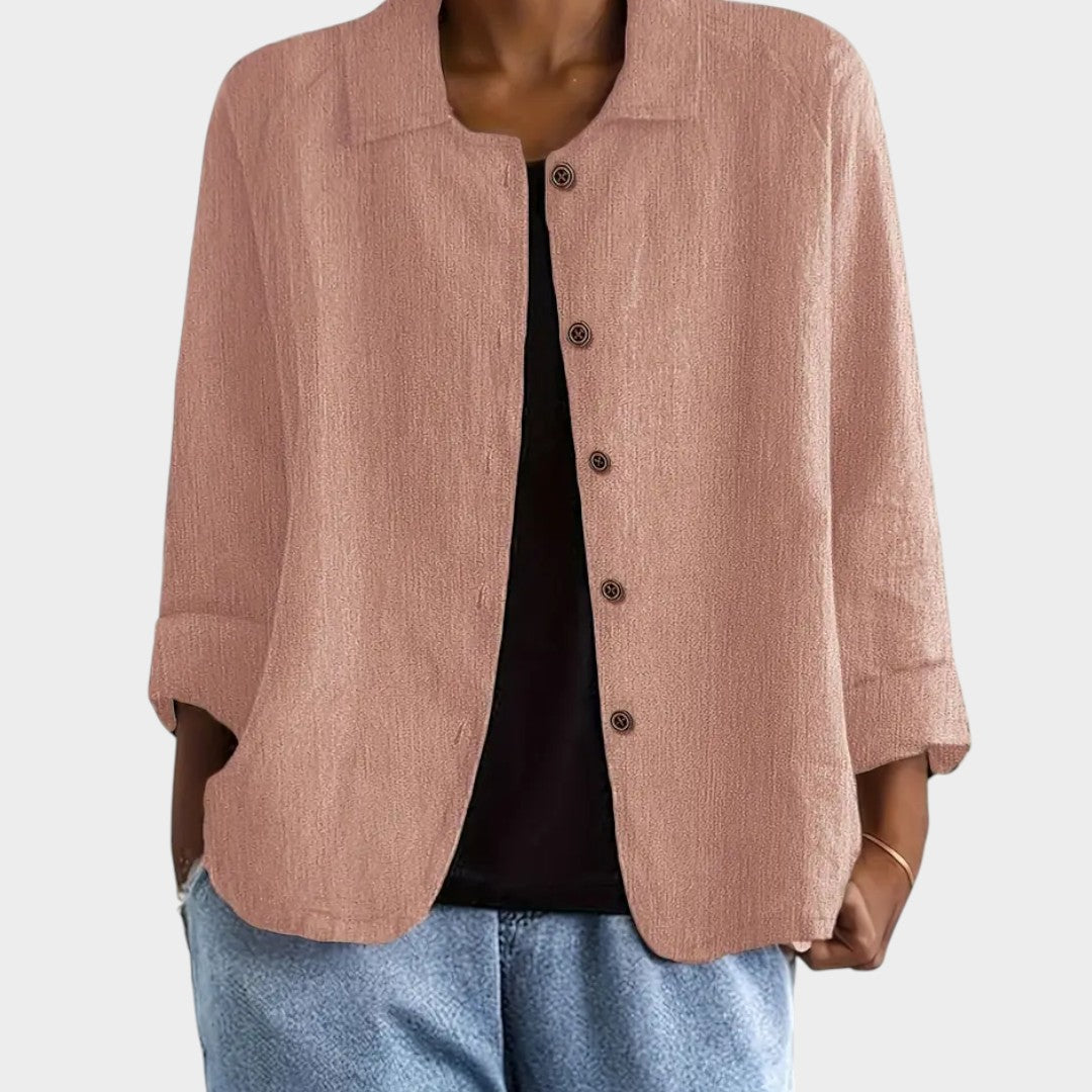 Chaqueta de lino rosa con botones al frente, cuello solapa y mangas tres cuartos.