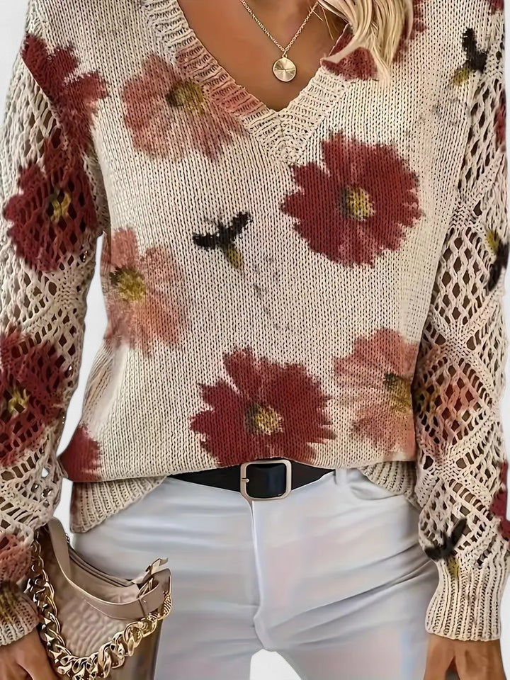 Suéter de punto crema con flores rojas, mangas caladas y cuello en pico