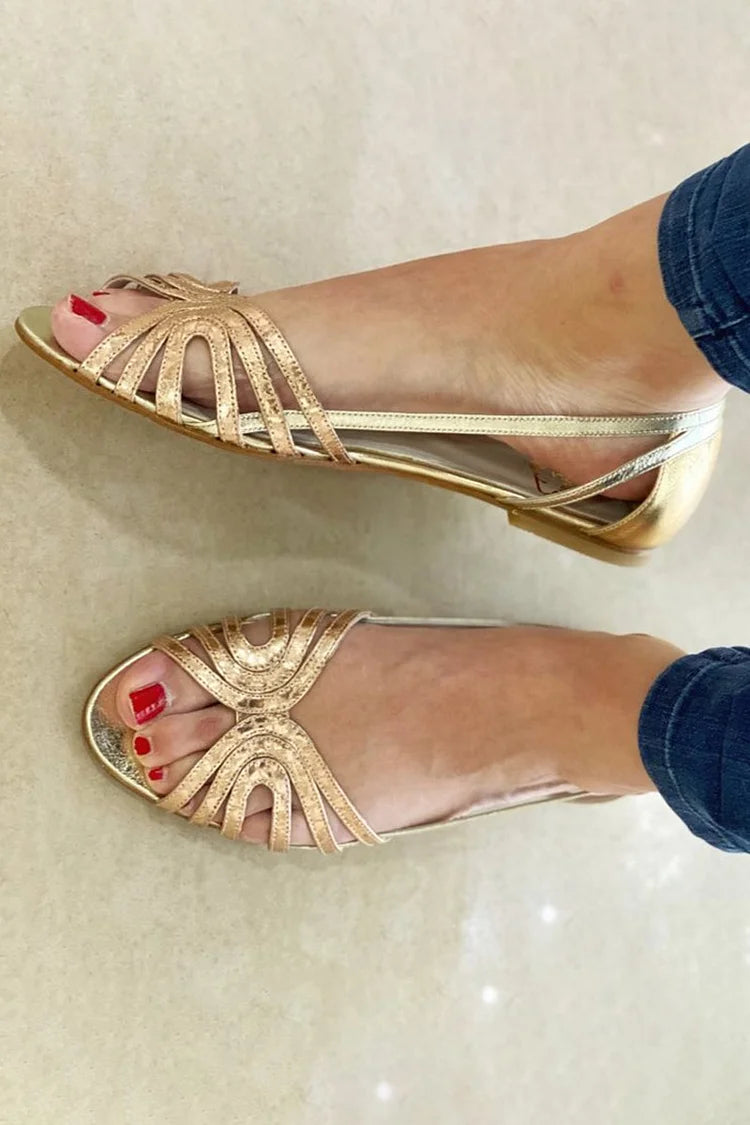 Sandalias planas metalizadas color oro con tiras decorativas y punta abierta