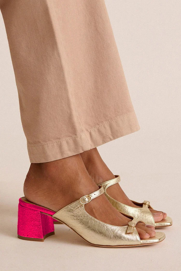 Sandalias de tacón con lazo doradas, correa cruzada y suela con tacón fucsia