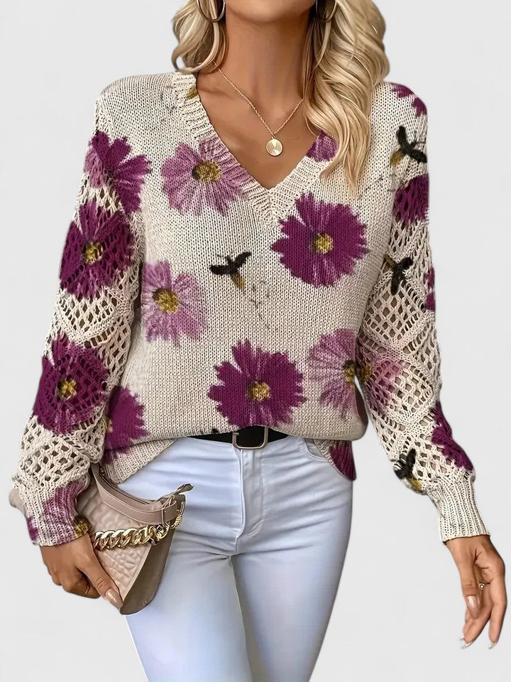 Suéter de punto crema con flores moradas y mangas caladas, estampado con aves