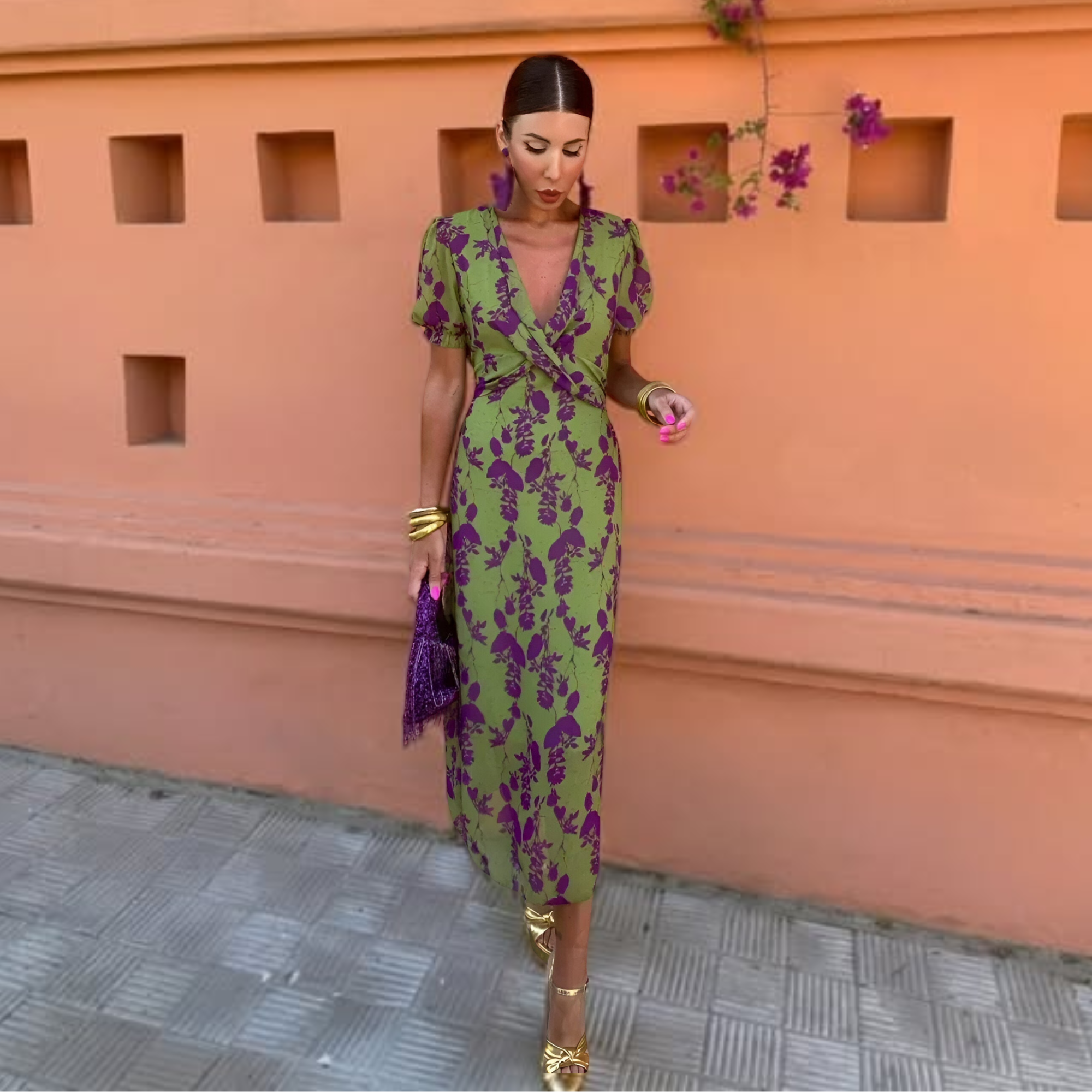 Vestido largo verde con estampado floral morado, escote cruzado en V y manga globo