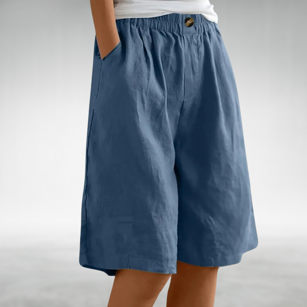 Shorts cómodos azul marino con cintura elástica y botón metálico frontal. Largo a la rodilla.