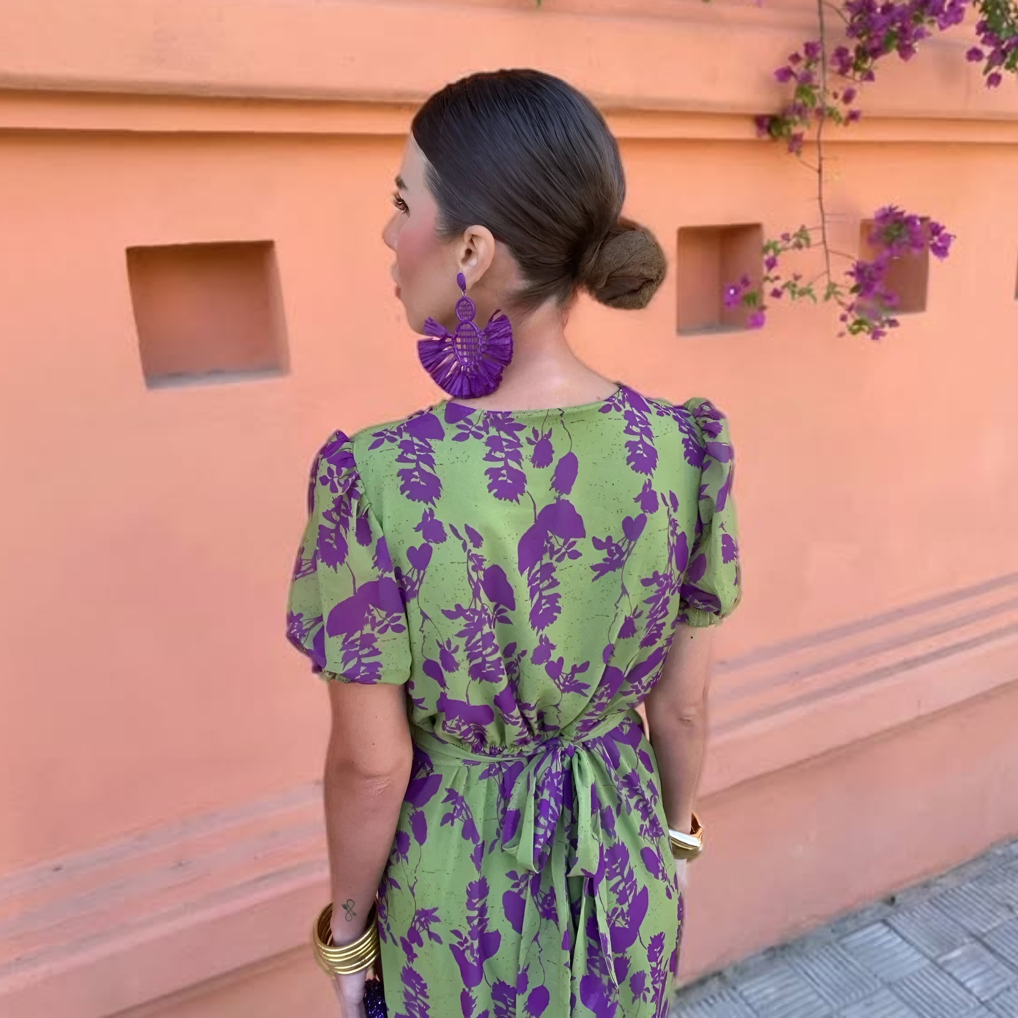 Vestido largo verde floral morado, parte trasera con escote en V y lazo fruncido