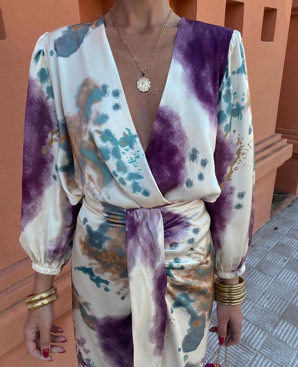 Vestido satinado cruzado con escote en V, estampado morado y azul, manga globo