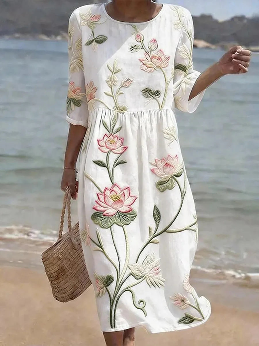 Vestido informal floral blanco con mangas 3/4 y falda fruncida, largo midi