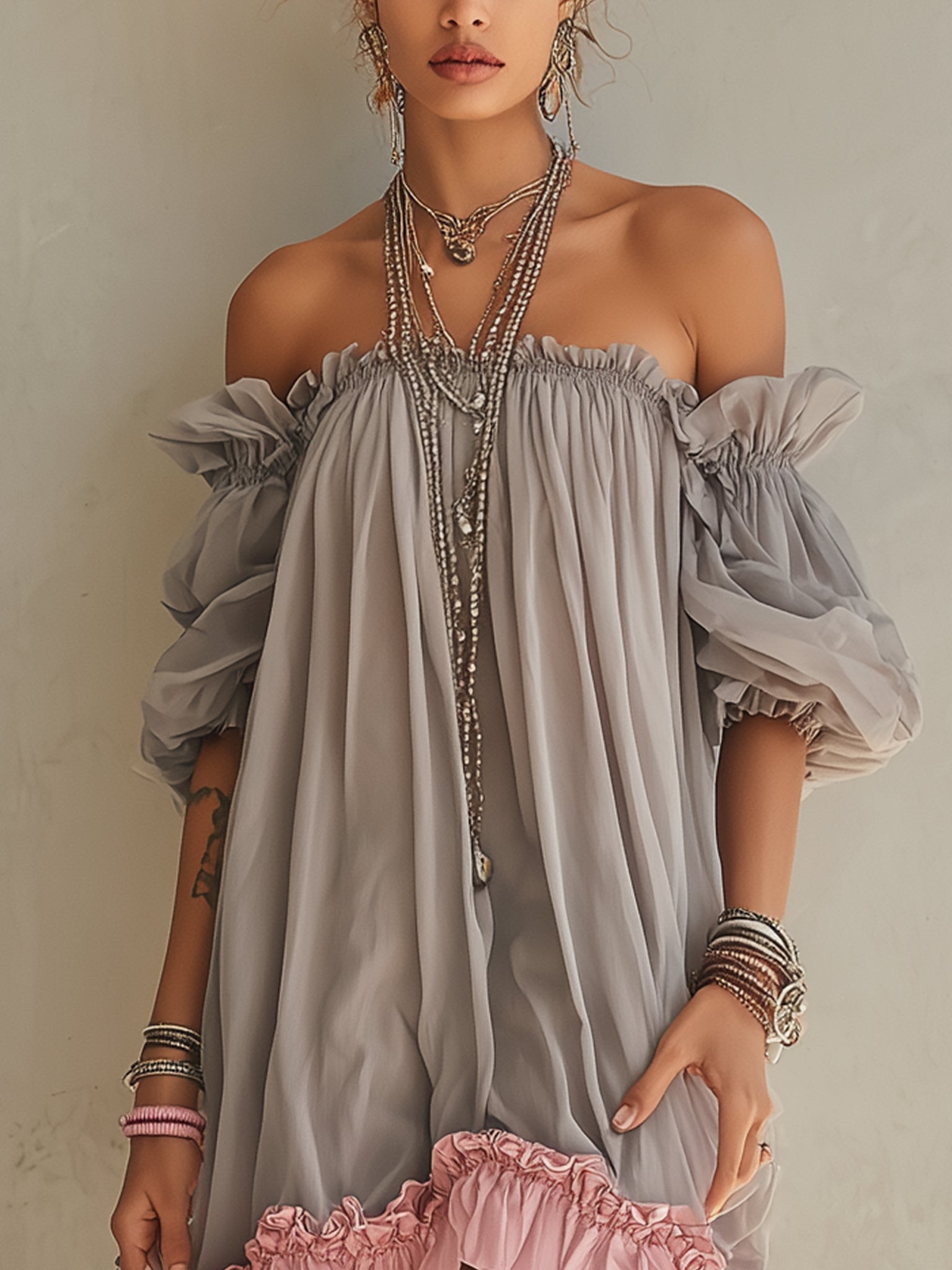 Vestido mini de gasa gris con escote descubierto y dobladillo rosa fruncido