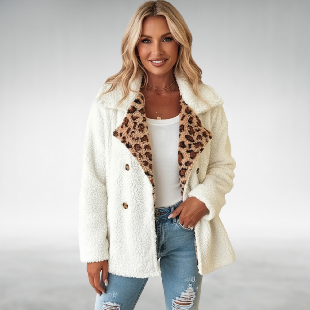 Chaqueta tipo teddy blanca con cuello de leopardo, botones delanteros y bolsillos
