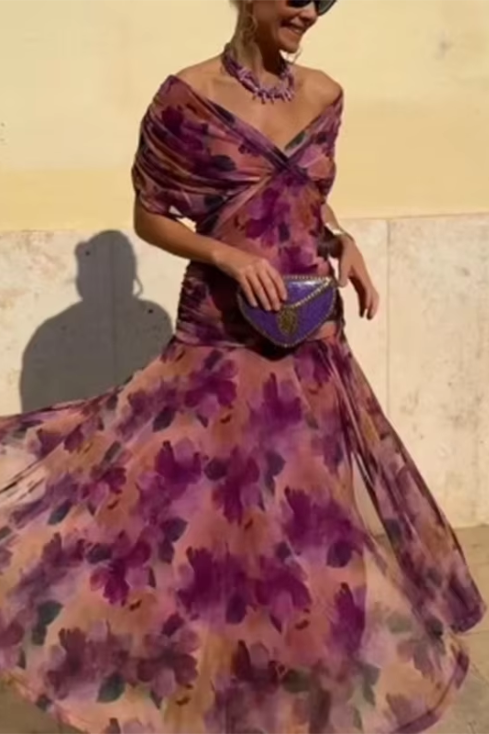 Vestido largo de gasa estampado morado con escote palabra de honor y nudo cruzado