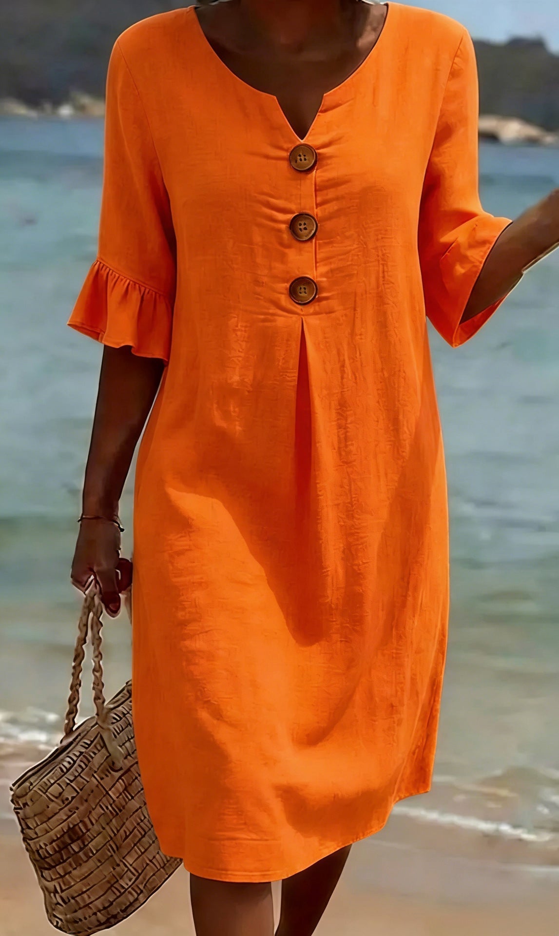 Vestido informal naranja con botones y mangas con volante, corte a la rodilla.