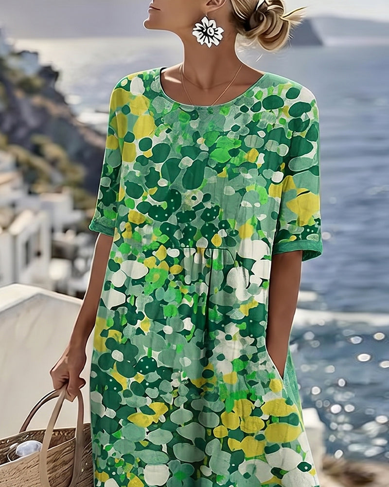 Vestido midi floral verde, manga corta y corte A; estampado de formas irregulares.