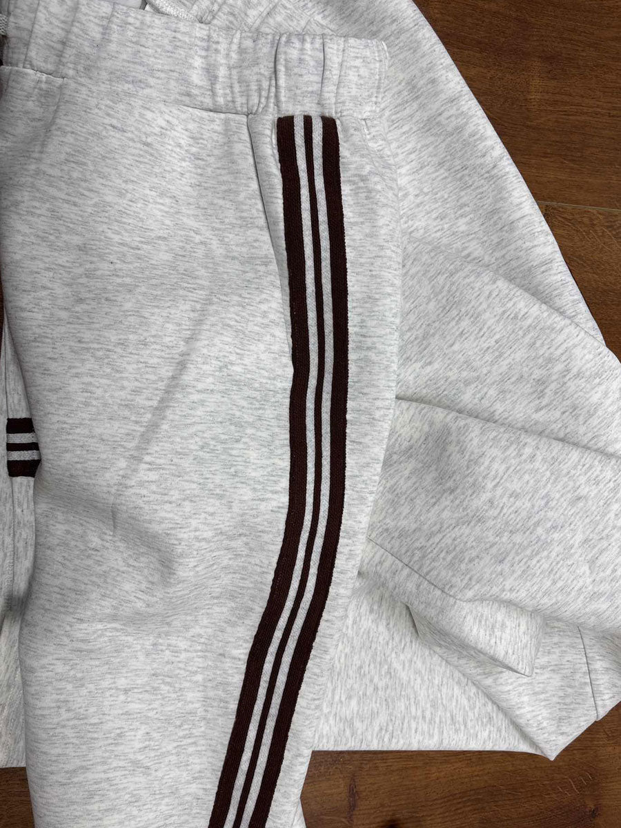 Sudadera gris jaspeada con media cremallera y rayas verticales oscuras