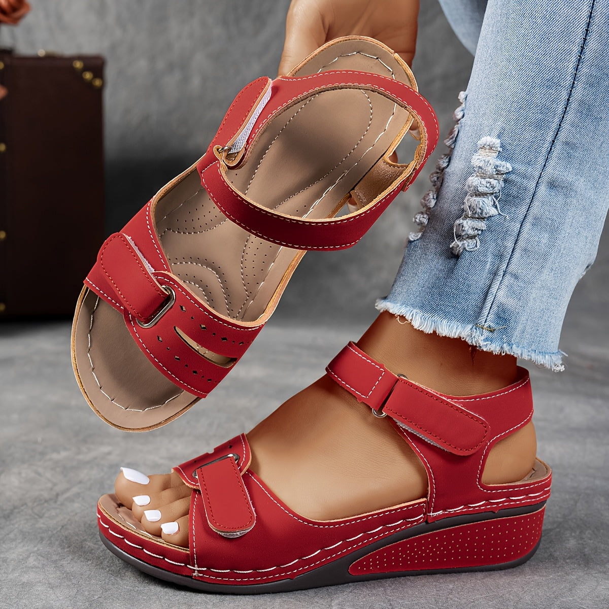 Sandalias ortopédicas Elíse rojas con hebillas ajustables y suela acolchada.