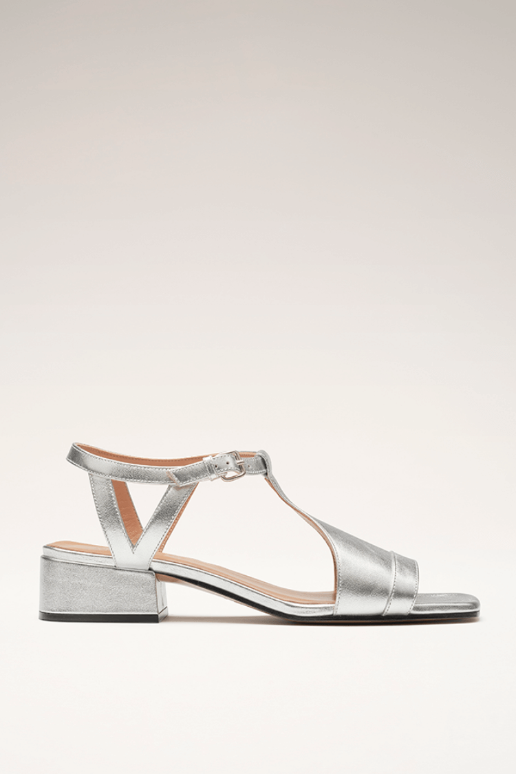 Sandalias de tacón plateadas con tira en T y pulsera ajustable