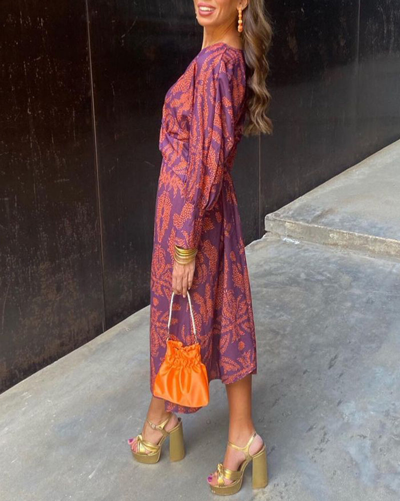 Vestido midi estampado morado con escote en V y manga tres cuartos abullonada
