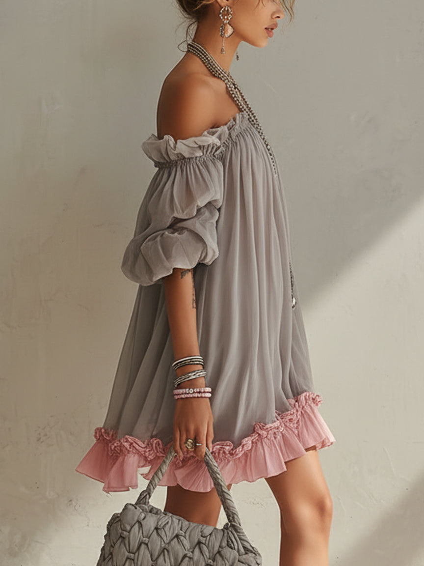 Vestido mini de gasa gris sin hombros con mangas globo y volante rosa en el bajo