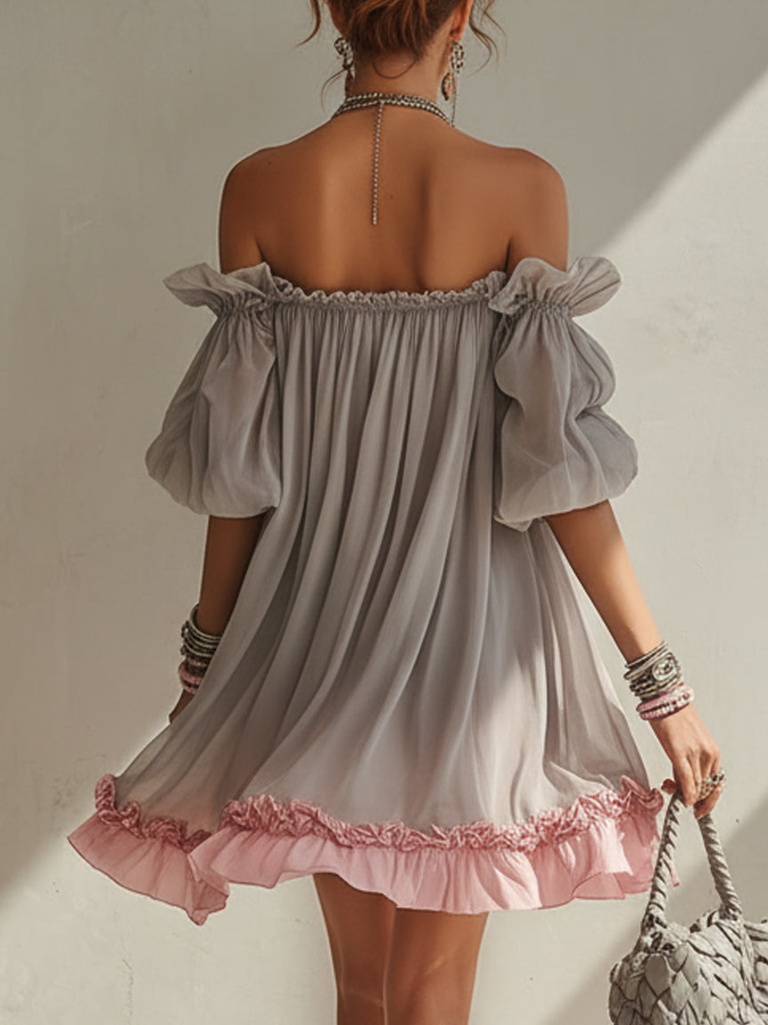 Vestido mini de gasa gris con espalda descubierta, escote elástico y volante rosa en el bajo