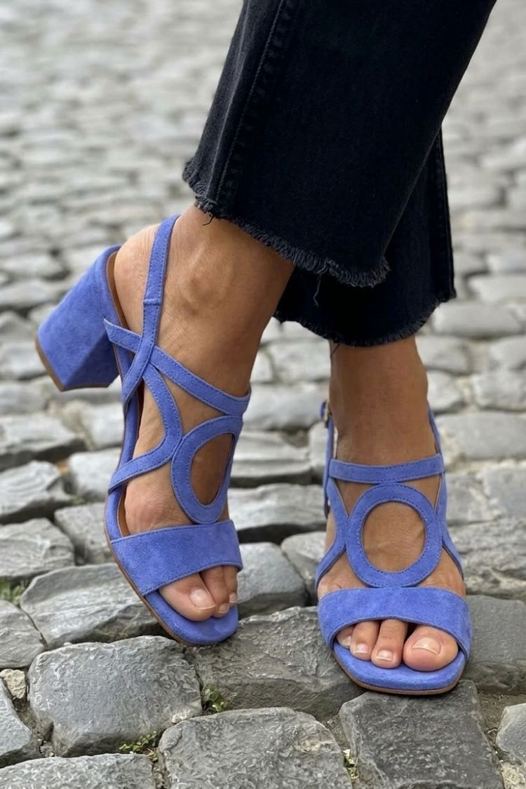 Sandalias planas Begoña con detalle circular en ante azul, tiras cruzadas y tacón bajo