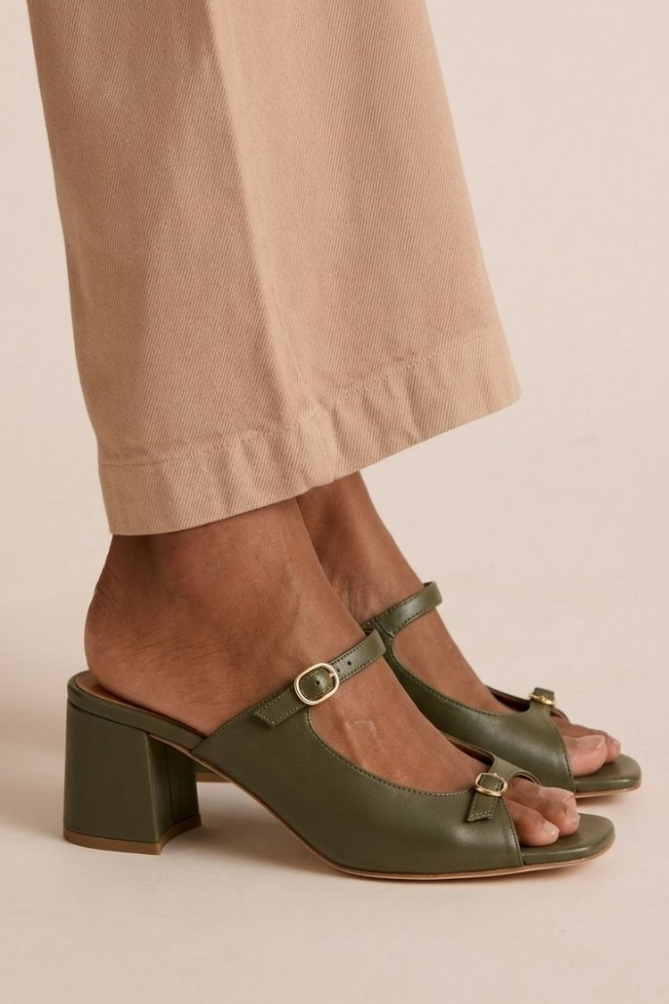 Sandalias de tacón con lazo verde oliva, correa cruzada y pulsera ajustable