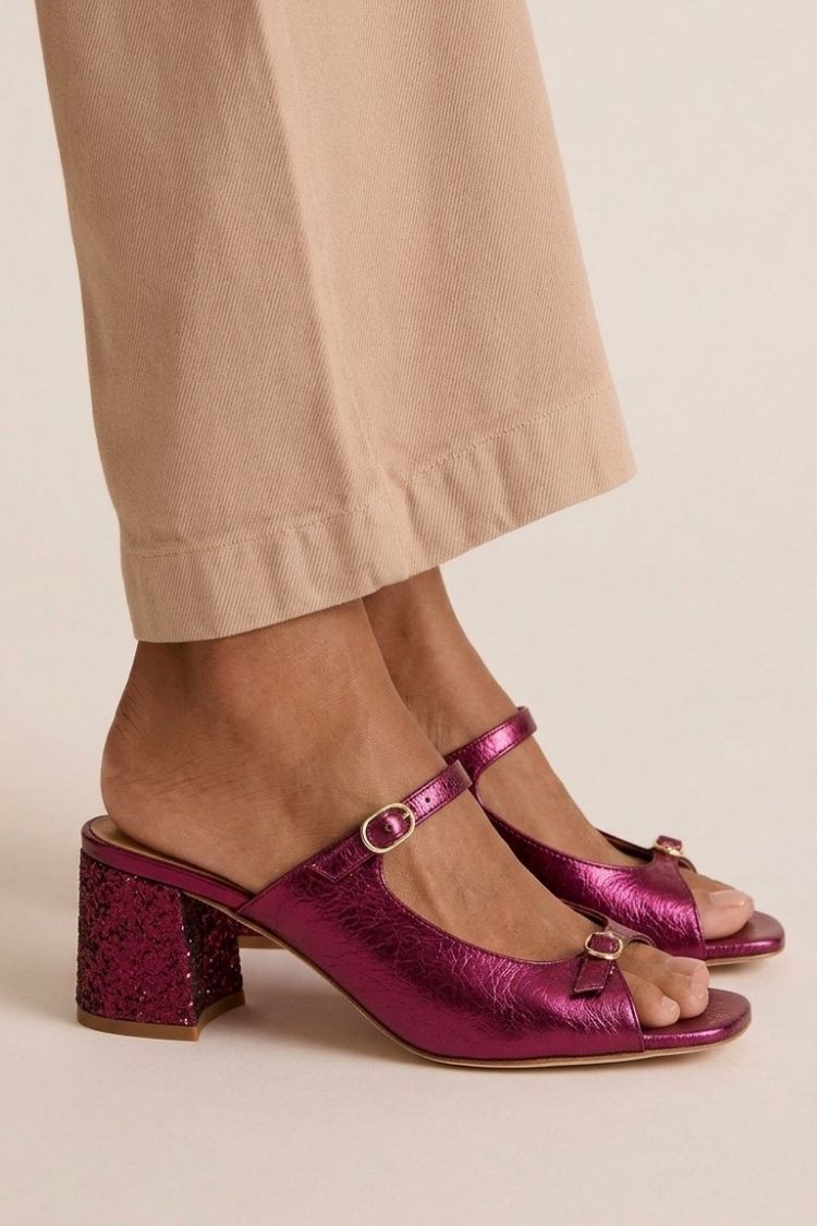 Sandalias de tacón con lazo moradas, correa cruzada y hebilla metálica