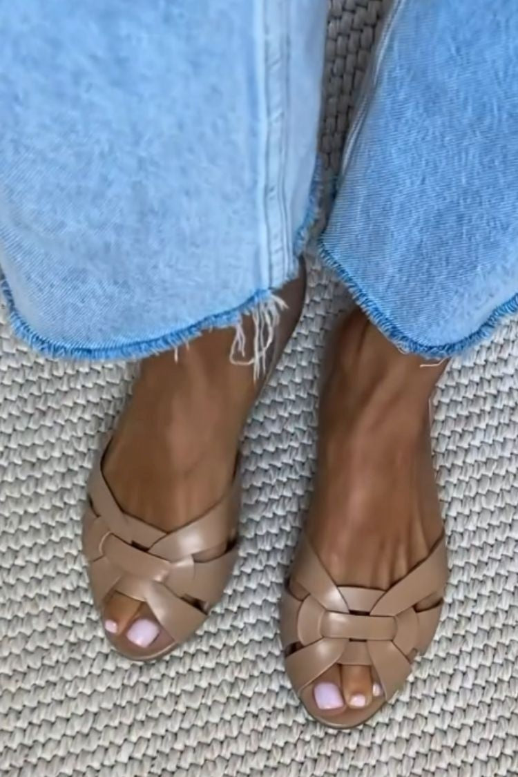 Sandalias planas beige trenzadas con tiras cruzadas y suela plana