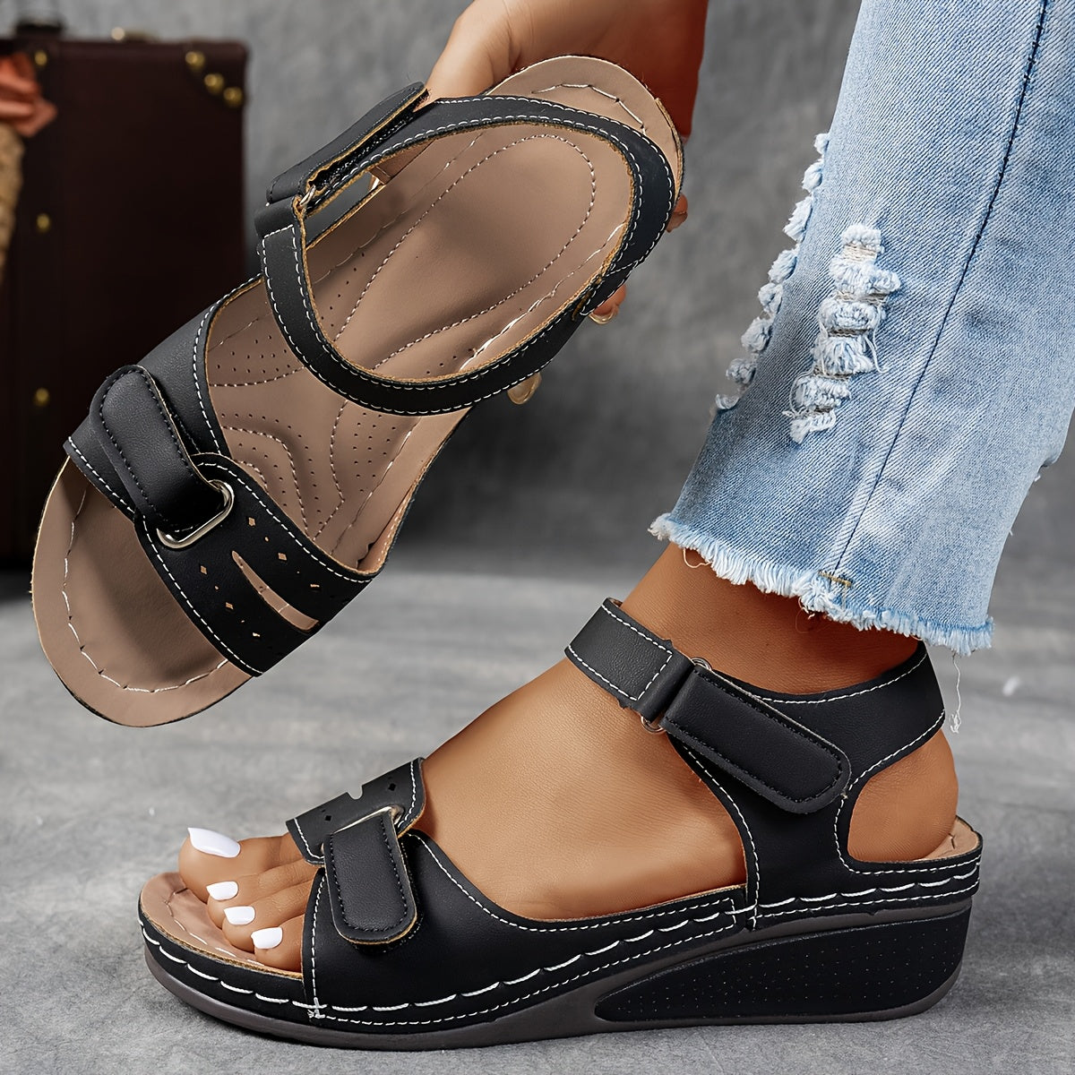 Sandalias ortopédicas Elíse negras con tira trasera y suela acolchada.