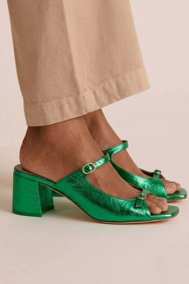 Sandalias de tacón con lazo verdes metalizadas, correa cruzada y tacón cuadrado