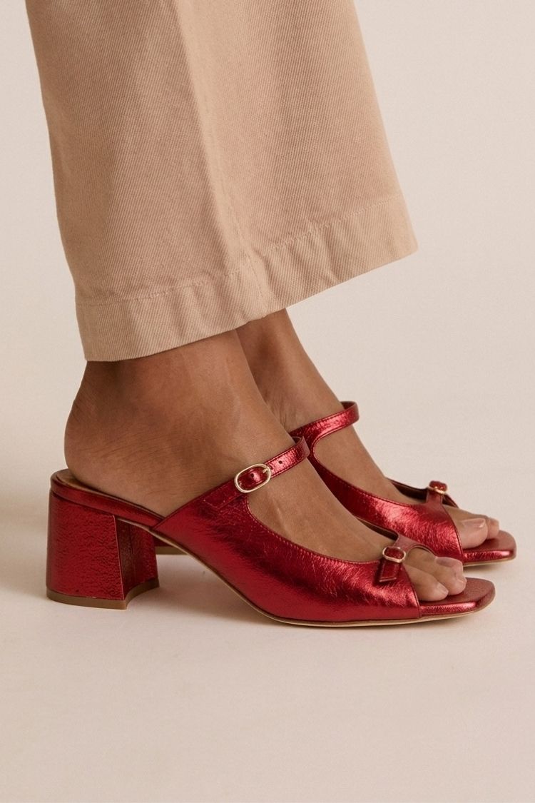 Sandalias de tacón con lazo rojas, correa cruzada y pulsera con hebilla