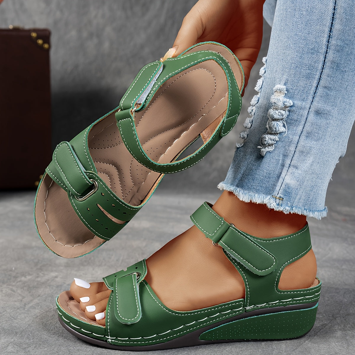 Sandalias ortopédicas Elíse verdes con cierre de velcro y suela acolchada.