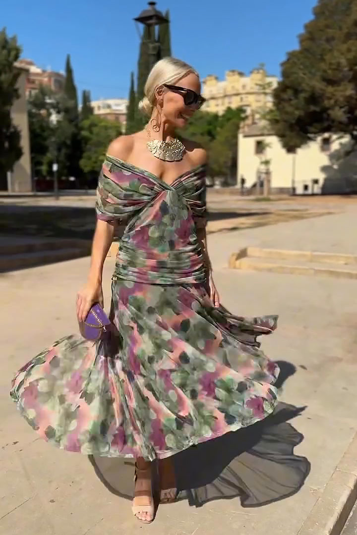 Vestido largo de gasa estampado verde y rosa con escote palabra de honor