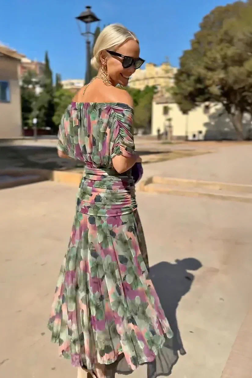Vestido largo de gasa floral verde con escote fuera de hombros y falda amplia