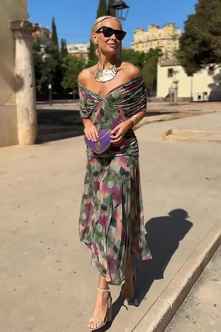 Vestido largo de gasa floral verde con escote fuera de hombros y nudo frontal