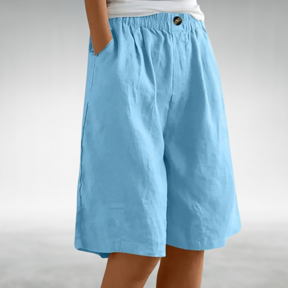 Shorts cómodos azul cielo con cintura elástica y botón metálico frontal. Largo a la rodilla.