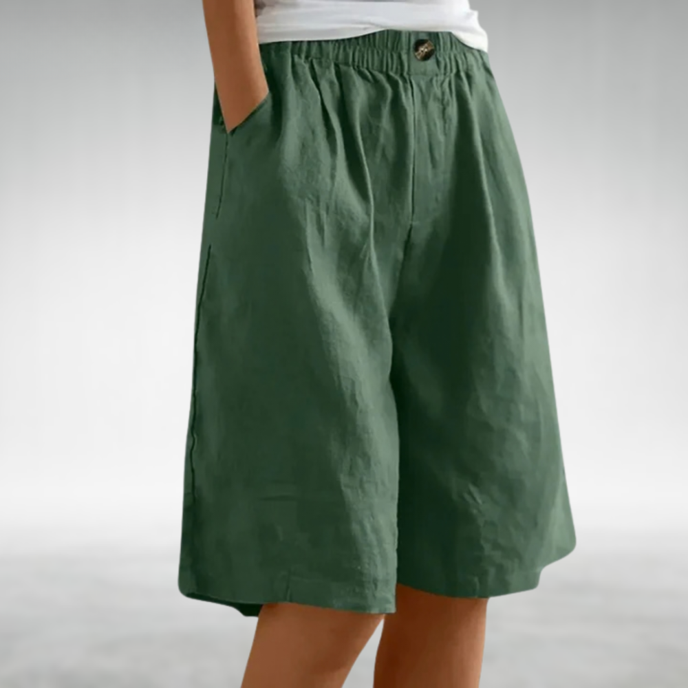 Shorts cómodos verde oscuro con cintura elástica y botón metálico en la parte frontal.