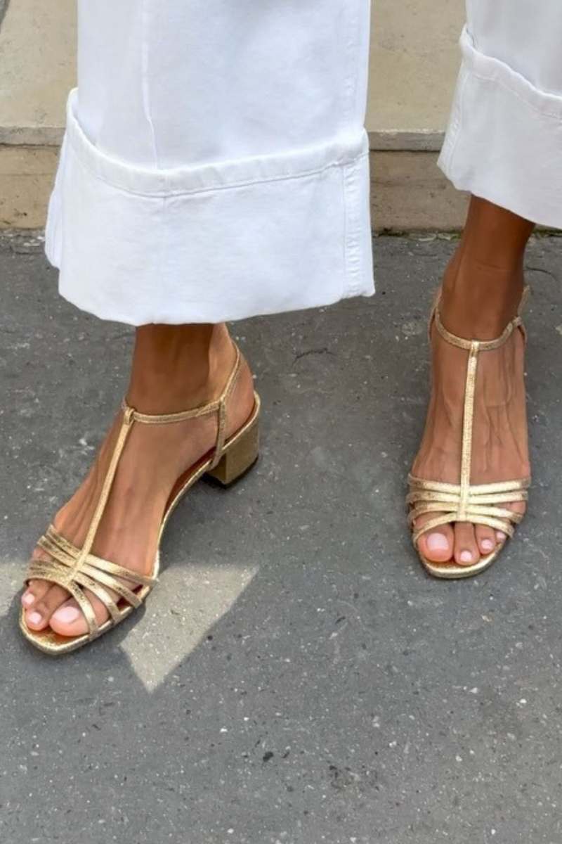 Sandalias de tacón bajo doradas con tira en el empeine y punta abierta