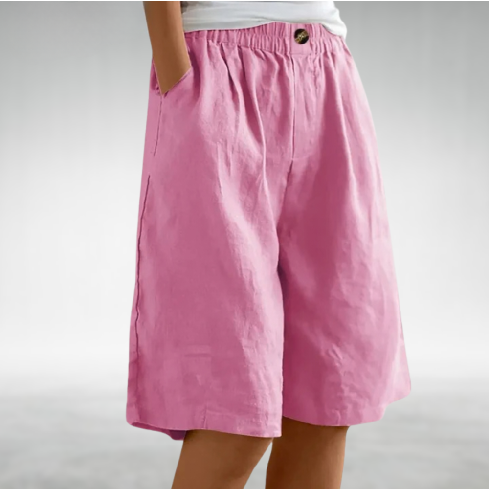 Shorts cómodos rosa con cintura elástica y botón metálico frontal. Largo a la rodilla.