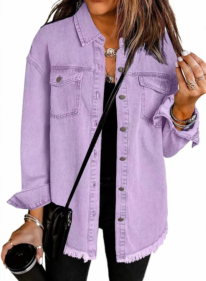 Chaqueta de mezclilla lila con botones, bolsillos y dobladillo con flecos