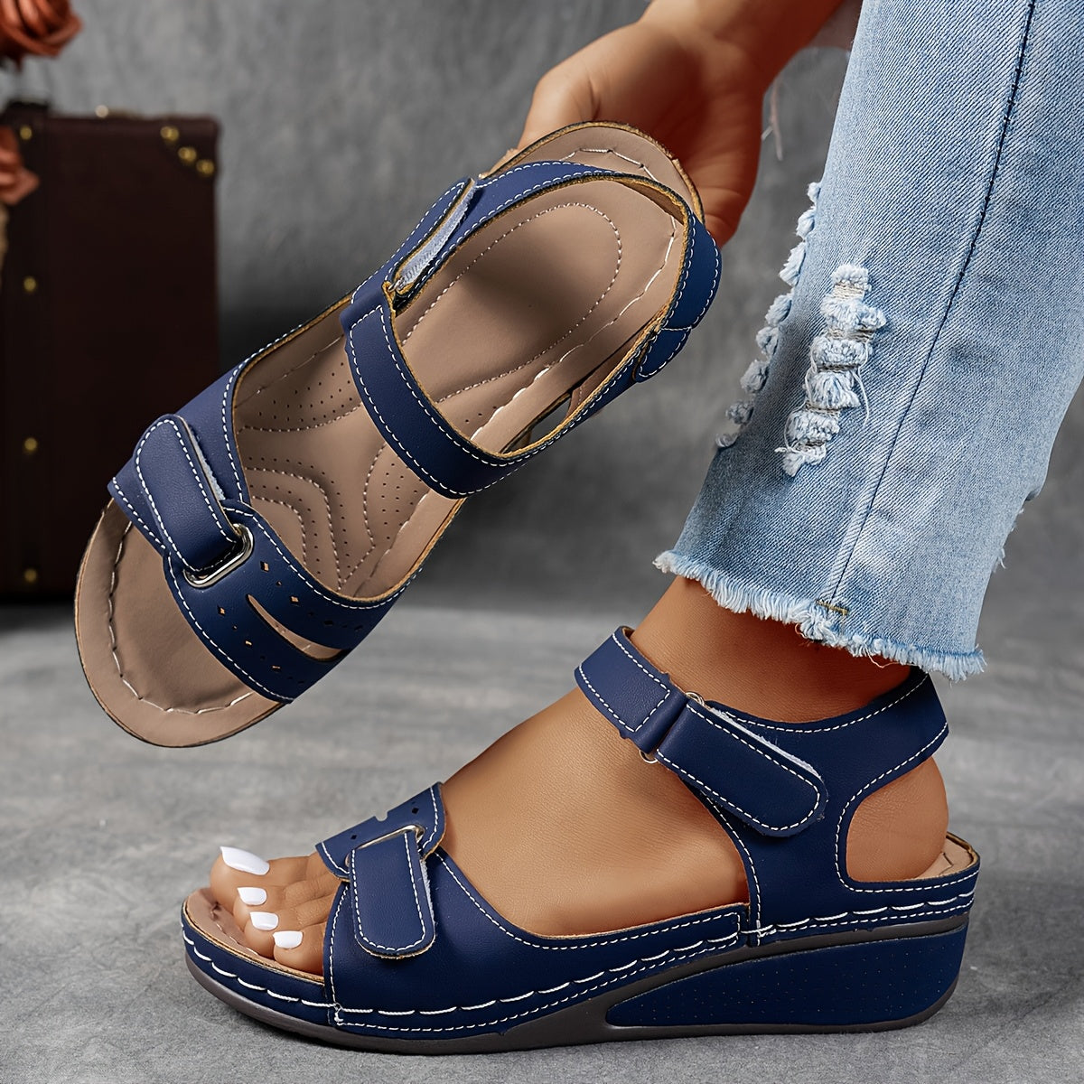 Sandalias ortopédicas Elíse azules con tira al tobillo y suela acolchada.