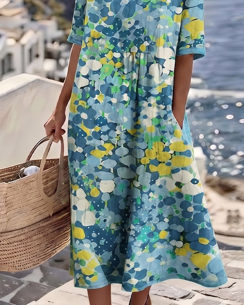 Vestido midi floral azul claro y amarillo; corte A con frunce en la parte superior.