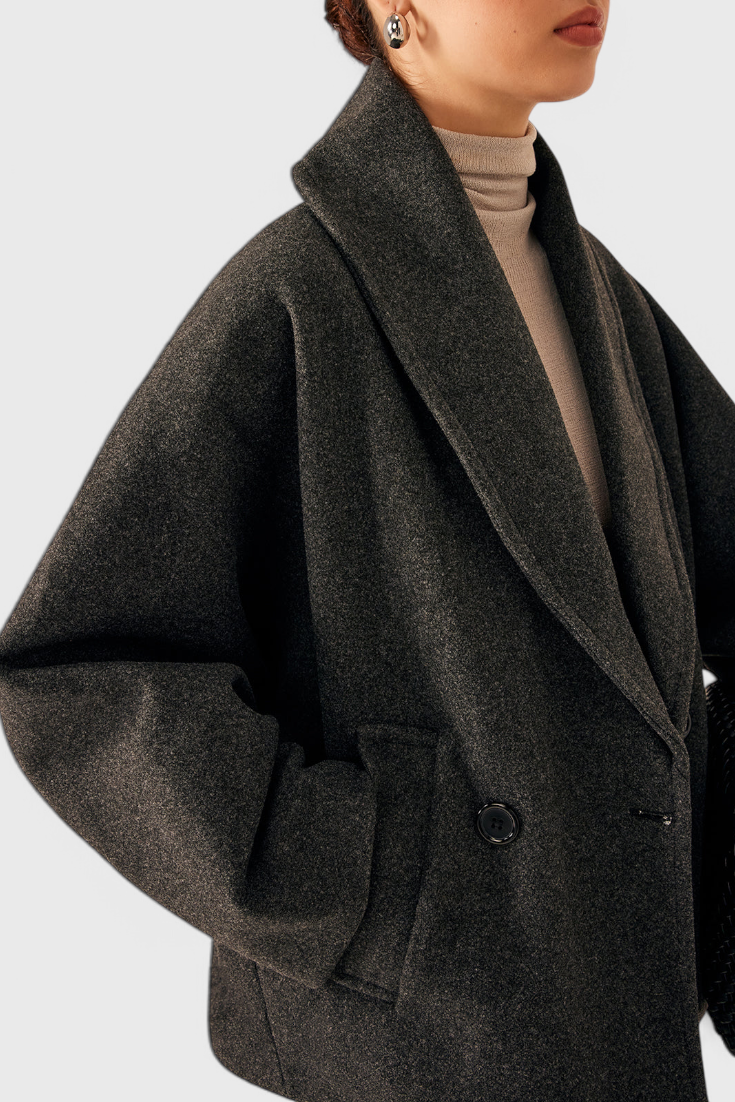 Abrigo de tweed gris oscuro con solapas anchas y botón frontal visible