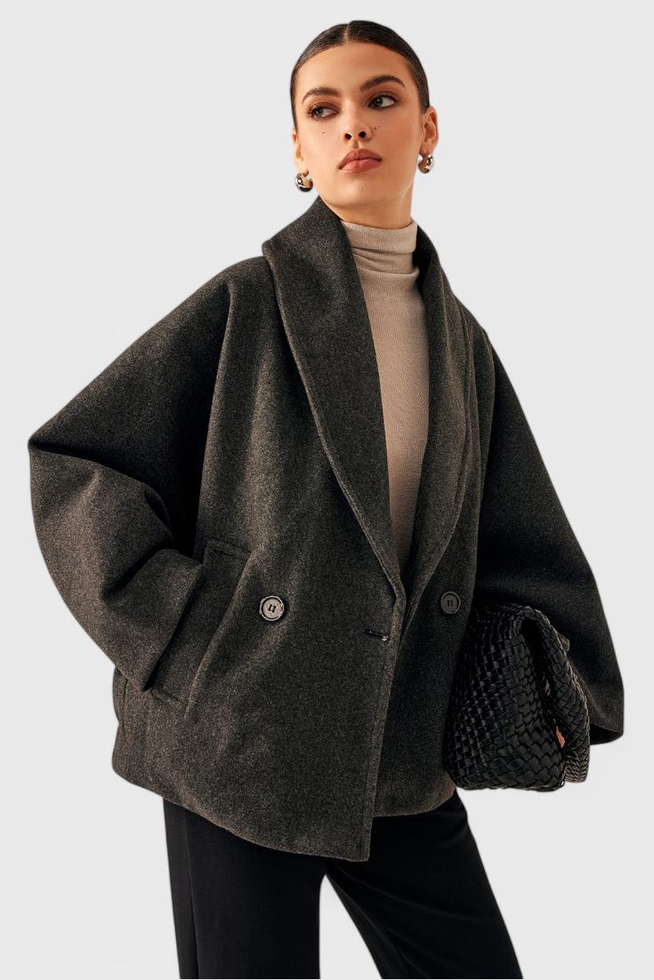 Abrigo oversize de tweed gris oscuro, doble botón frontal y bolsillos tipo parche