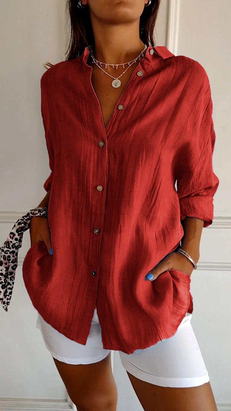 Camisa de lino roja oversize con botones y cuello en pico