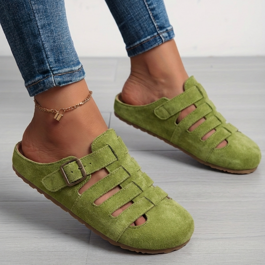 Sandalia mule de ante verde con hebilla y tiras con recortes laterales