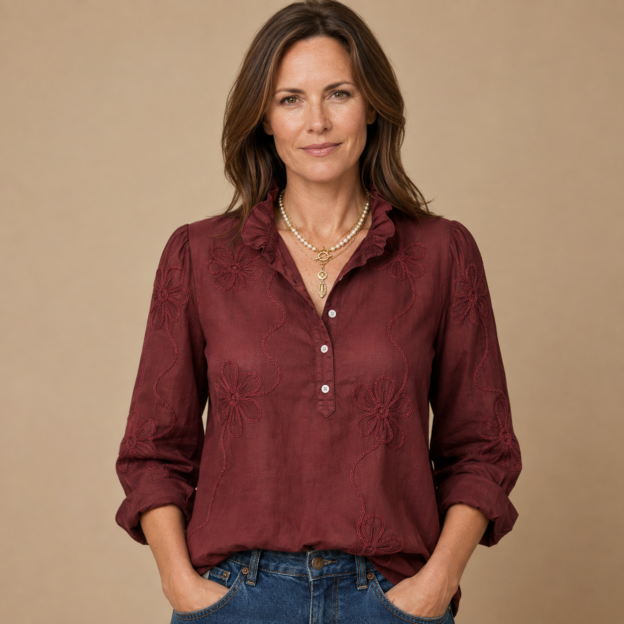 Blusa burdeos de algodón con bordado floral, botones al frente y escote tipo solapa
