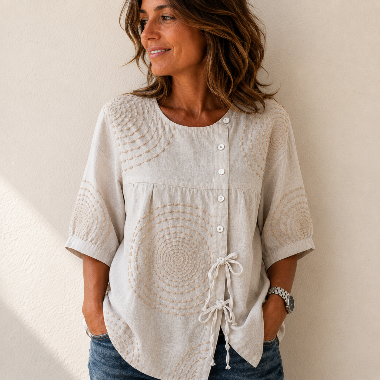 Blusa vintage beige claro con botones, mangas cortas y estampado circular con cordones