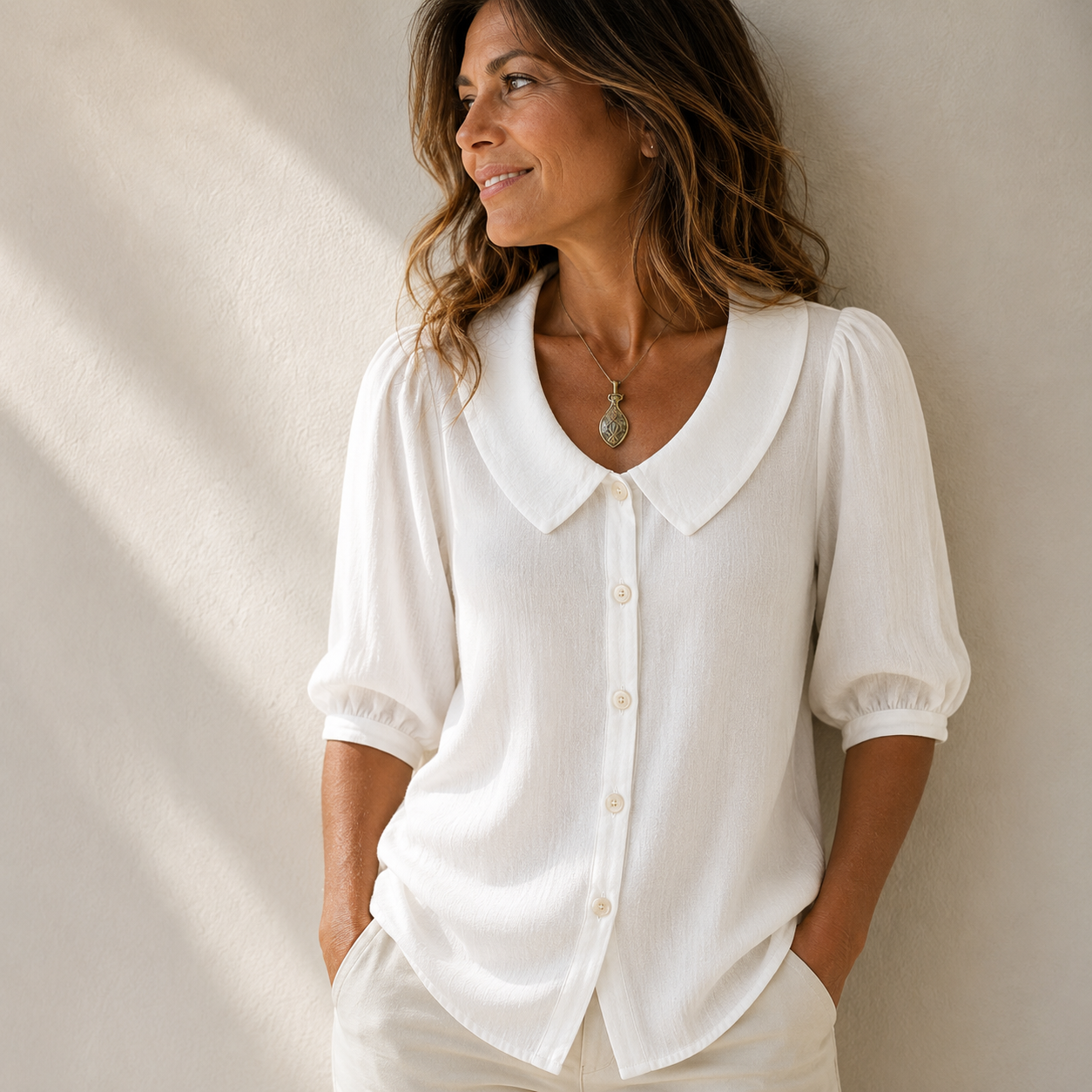 Camisa blanca casual de manga media con cuello y botones, mangas abullonadas
