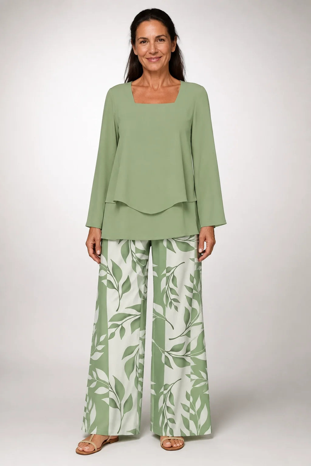 Conjunto verde: blusa de manga 3/4 con volantes y pantalón estampado de hojas