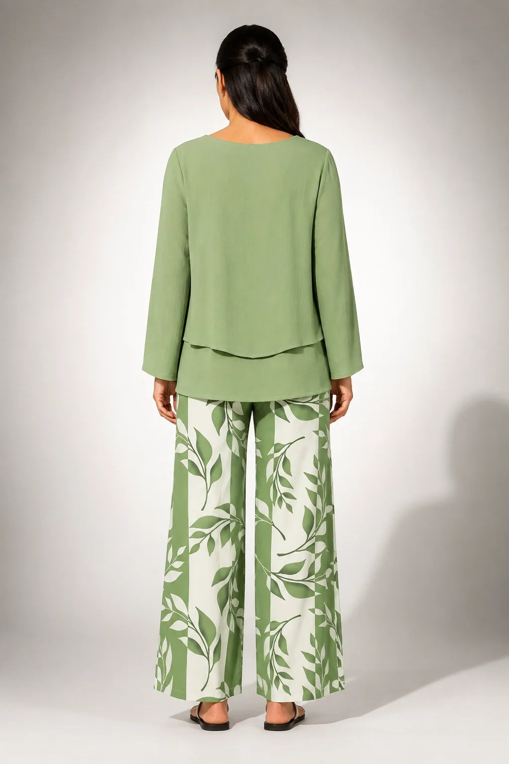 Conjunto verde con blusa de espalda lisa y pantalón de hojas de pierna amplia