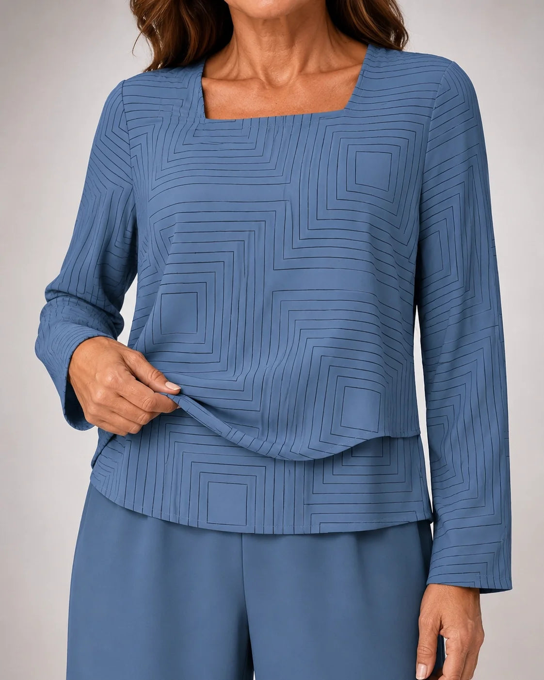 Blusa azul con cuello cuadrado, mangas largas y patrón geométrico en relieve