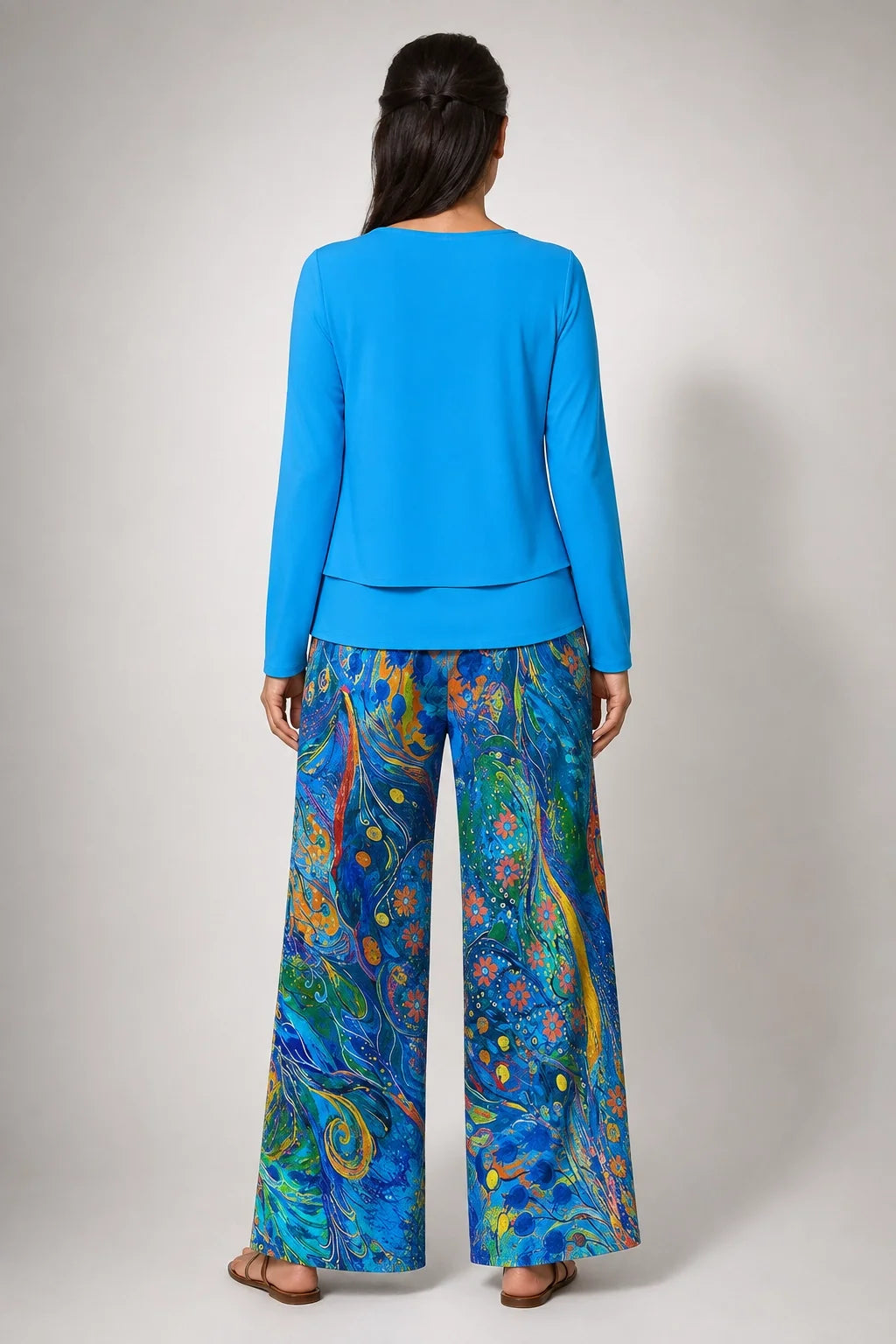 Conjunto Ximena™: top azul con espalda lisa y falda de estampado artístico multicolor